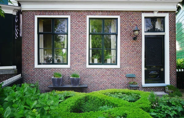 Edificio con ventanas modernas — Foto de Stock