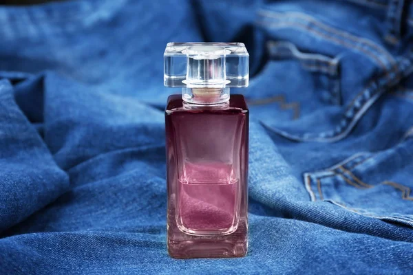 Frasco de perfume em pano — Fotografia de Stock