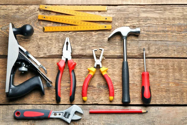 Uppsättning snickare verktyg på trä bakgrund — Stockfoto