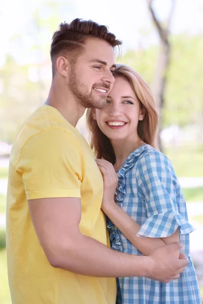 Jovem casal feliz no parque no dia de primavera — Fotografia de Stock