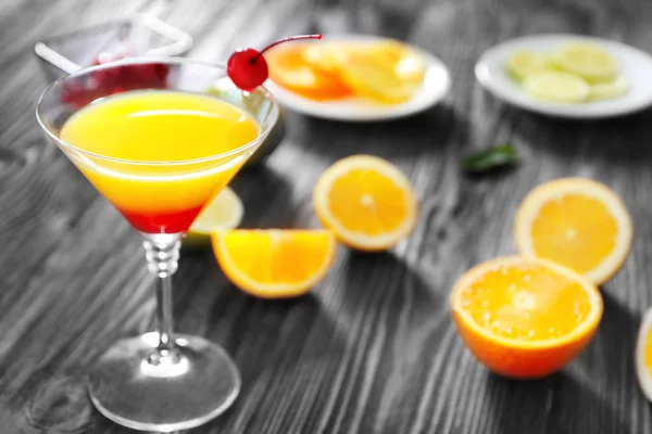 Okulary z Tequila Sunrise koktajl — Zdjęcie stockowe