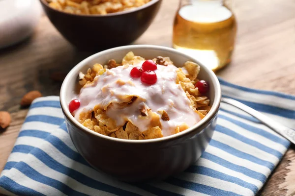 Muesli with berries and yogurt — Stock Photo, Image