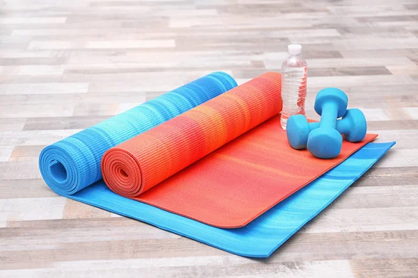 Два коврика для йоги с гантелями — стоковое фото