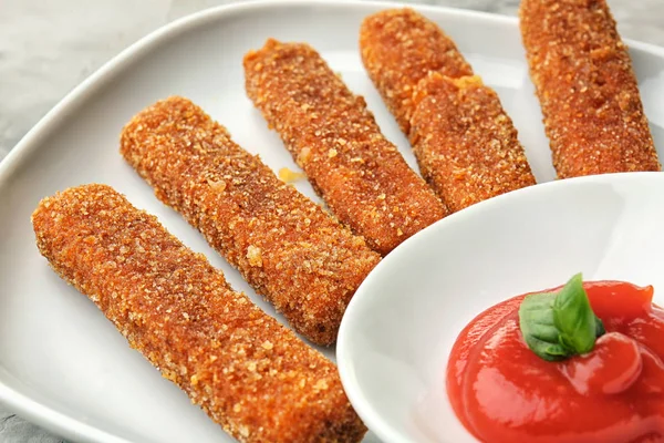 Сырные палочки и томатный соус — стоковое фото