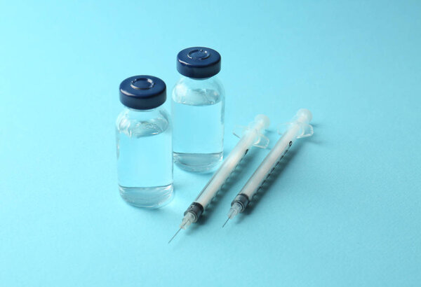 Вакцина во флаконах со шприцами
  