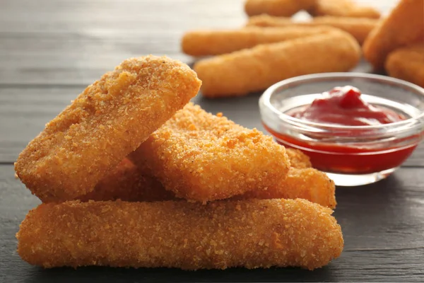 Käsesticks und Ketchup-Sauce — Stockfoto