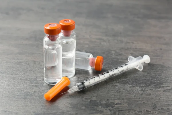 Vaccin in injectieflacons met spuit — Stockfoto