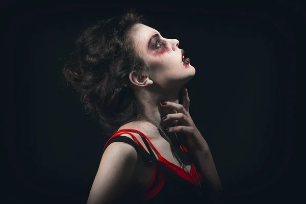 Giovane donna con trucco di Halloween su sfondo scuro — Foto Stock