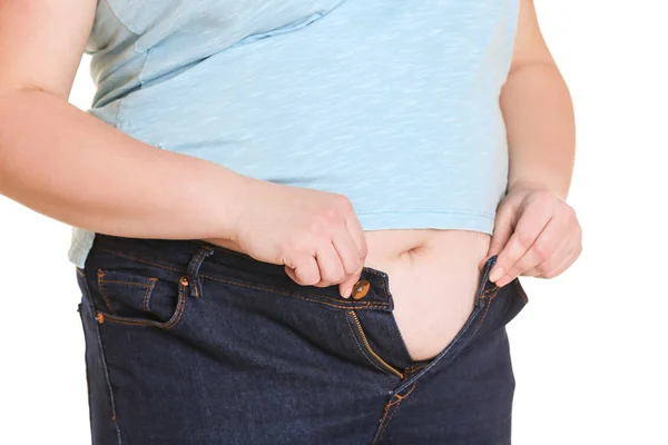 Frau versucht, enge Jeans anzuziehen — Stockfoto