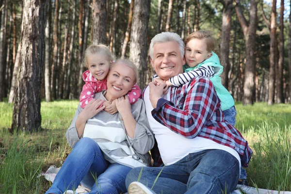 Glad morföräldrar och barn — Stockfoto