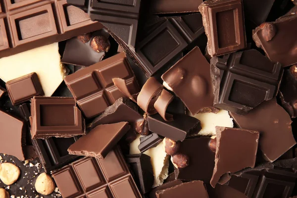 Montón de pedazos de chocolate rotos — Foto de Stock