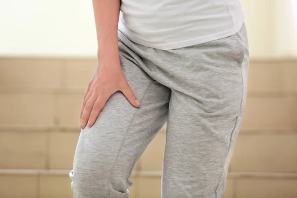 다리에 통증을 느끼는 여자 — 스톡 사진