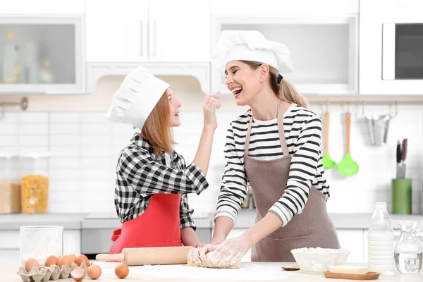 Frau und Tochter kochen — Stockfoto