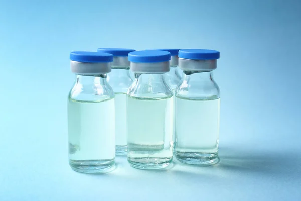 Medizinische Ampullen auf farbigem Hintergrund. Impfkonzept — Stockfoto