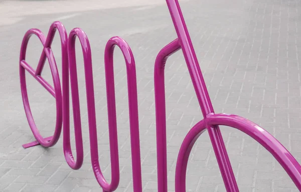 Πολύχρωμο ποδήλατο rack — Φωτογραφία Αρχείου