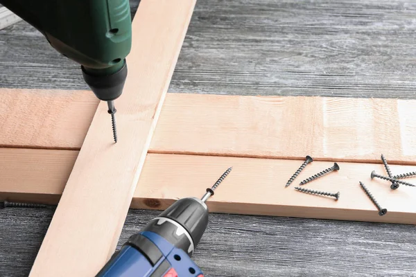 Chiodo a vite di guida nel bordo di legno — Foto Stock