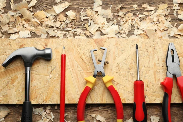 Ensemble d'outils de charpentier et de poussière de scie sur table en bois — Photo