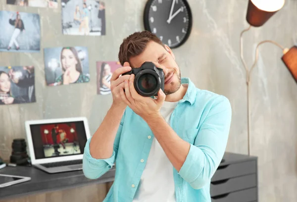 Joven fotógrafo con cámara — Foto de Stock