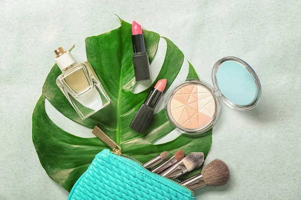 Composición con cosméticos y hoja tropical verde — Foto de Stock
