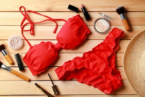 Biquíni vermelho e cosméticos — Fotografia de Stock