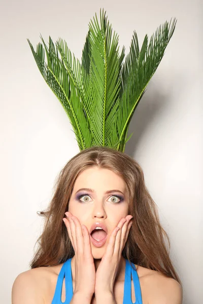 Hermosa joven con planta exótica —  Fotos de Stock