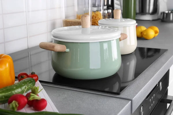 Посуда для занятий кулинарией на электрической плите на кухне — стоковое фото