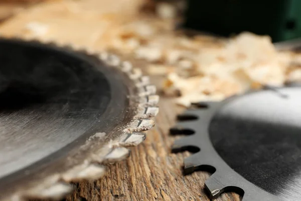 Discos de sierra circular sobre mesa de madera en taller de carpintería, primer plano —  Fotos de Stock
