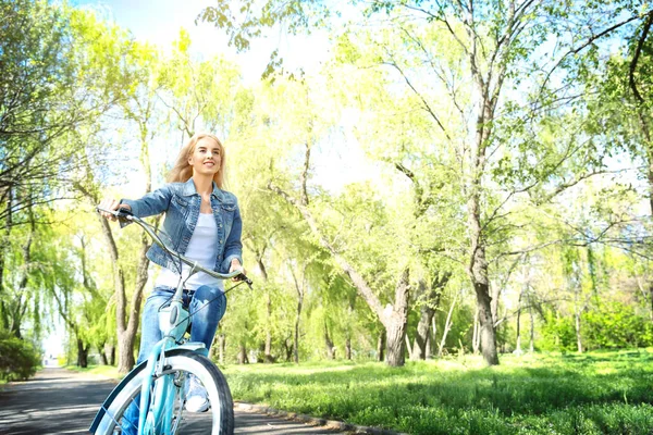 Bisiklet üzerinde genç kadın — Stok fotoğraf