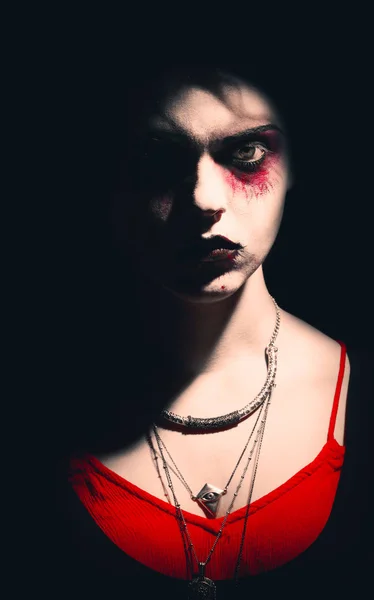 Jonge vrouw met Halloween Make-up op donkere achtergrond — Stockfoto
