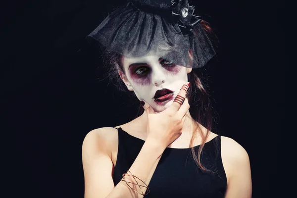 Giovane donna con trucco di Halloween su sfondo scuro — Foto Stock