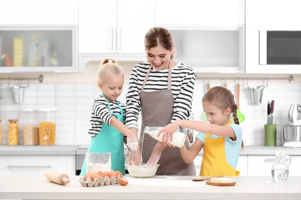 Mulher e filhas cozinhar na cozinha — Fotografia de Stock