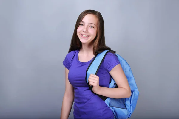 Menina bonita com saco escolar — Fotografia de Stock