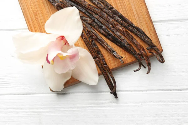 Palos de vainilla secos con flor —  Fotos de Stock