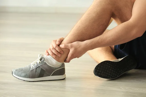 Man suffering from pain in leg — Stock Photo, Image