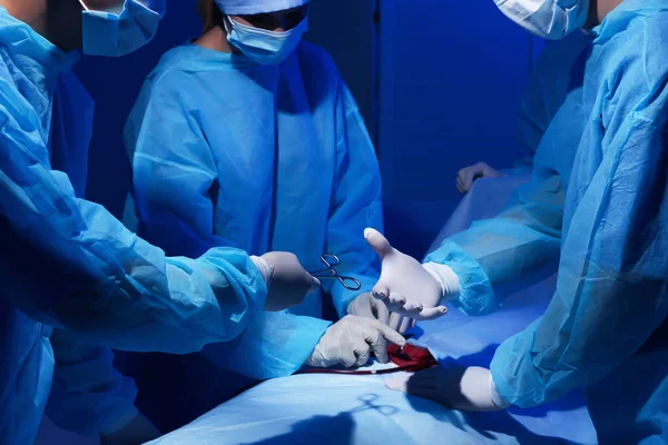Χειρουργοί λειτουργίας του ασθενή στην κλινική — Φωτογραφία Αρχείου