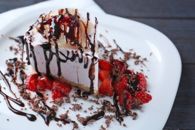 Lezzetli pasta ve çikolata sosu ile plaka