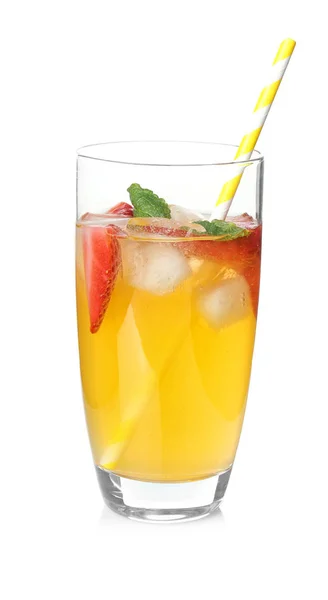 Köstliche Limonade auf weißem Hintergrund — Stockfoto