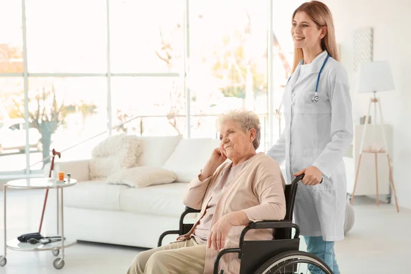 Infirmière et femme âgée handicapée — Photo