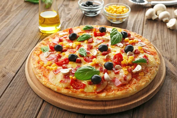 Placa con sabrosa pizza — Foto de Stock