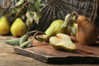 Ahşap tahta üzerinde taze armut