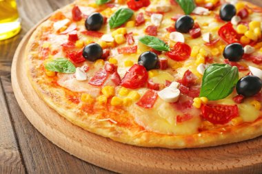 Lezzetli pizza ile plaka 