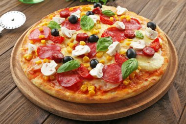 Taze pişmiş pizza.