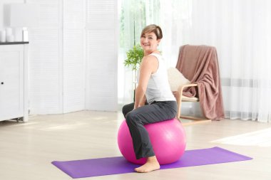 Olgun kadın fitball ile eğitim 