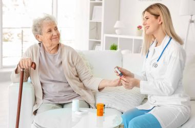 Hemşire muayene yaşlı kadın