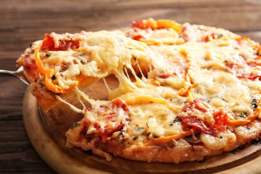 Pizza dilimi ahşap plaka kaldırdı