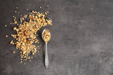 Gümüş kaşık müsli ile