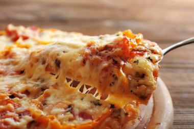 Pizza dilimi ahşap plaka kaldırdı