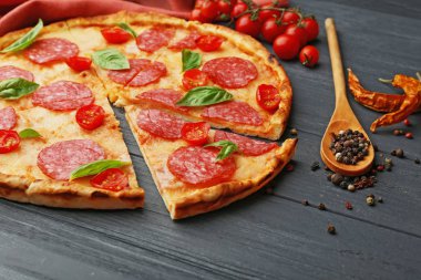 Pizza salam ahşap tablo