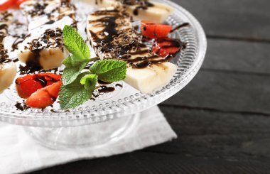 lezzetli muz, çilek ve çikolata sosu