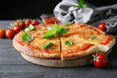 Dilimlenmiş pizzayla lezzetli: fesleğen yaprakları